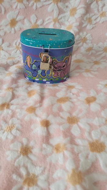 Très jolie tirelire angel et stitch en métal avec cadenas et clefs disney neuve étiquetée
Dimensions : 10 × 9 cm