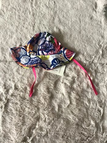 Chapeau réversible taille 44 soit 6/9 mois marque Catimini (0623)