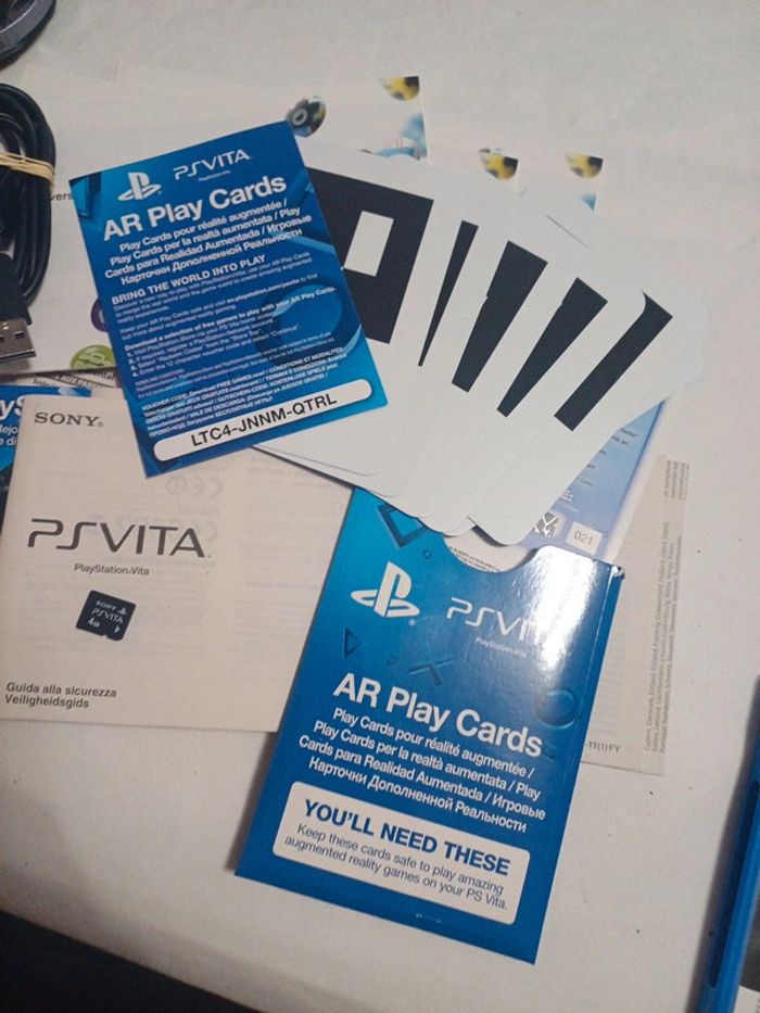 PS Vita Wi-Fi PCH-1004 en boite - photo numéro 13