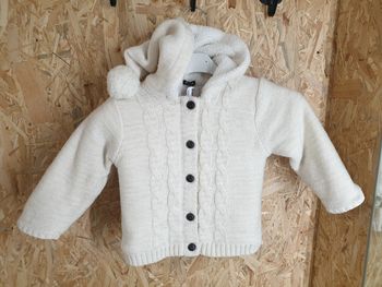 Superbe gilet en maille avec fil doré et capuche 18 mois