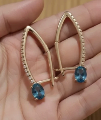 Créoles élégantes 30 mm plaquées or et zircons