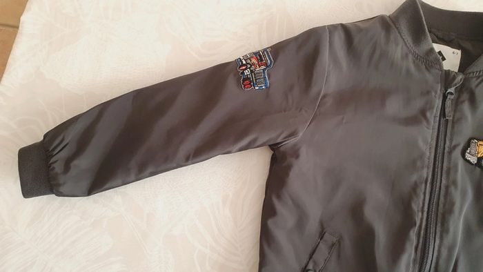 Veste / blouson gris avec écussons de véhicules taille 6-7 ans - photo numéro 10