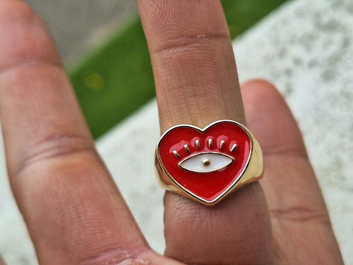 Bague chevalière créatrice dorée en forme de cœur Rouge laqué, orné d'un motif œil dorée - photo numéro 5