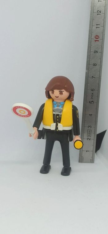 Femme policière avec gilet jaune et pancarte playmobil