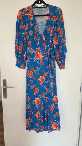 Robe longue portefeuille bleue fleurie à volants – Inspiration Studio (Taille M)