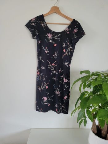 Robe moulante fleuri et noir