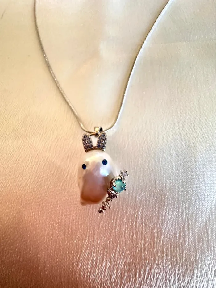Collier perle naturelle baroque – Petit magicien féérique avec bâton magique