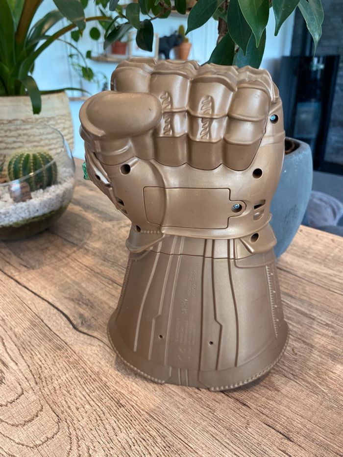 Main de Tanos Marvel pierre de l’infini - photo numéro 2