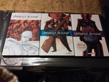 Lot bd umbrella academy tome 1/2/3
