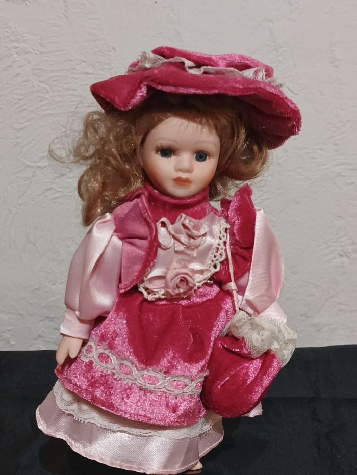 Poupée en porcelaine - photo numéro 2