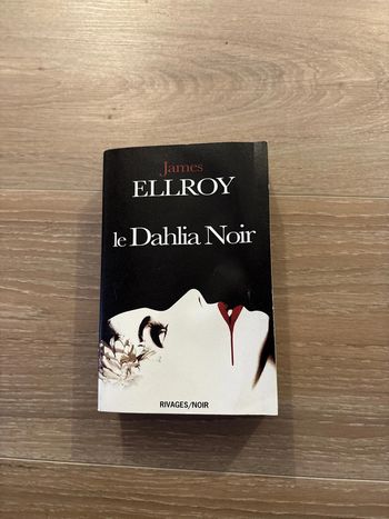 Livre le dahlia noir