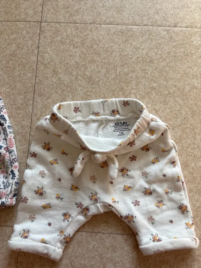 Lot de 2 pantalon 1 mois en très bon état - photo numéro 3