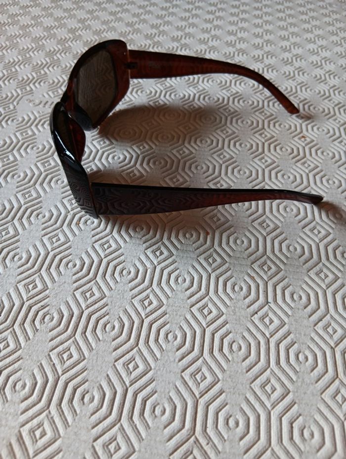 Lunettes solaires brunes - photo numéro 2