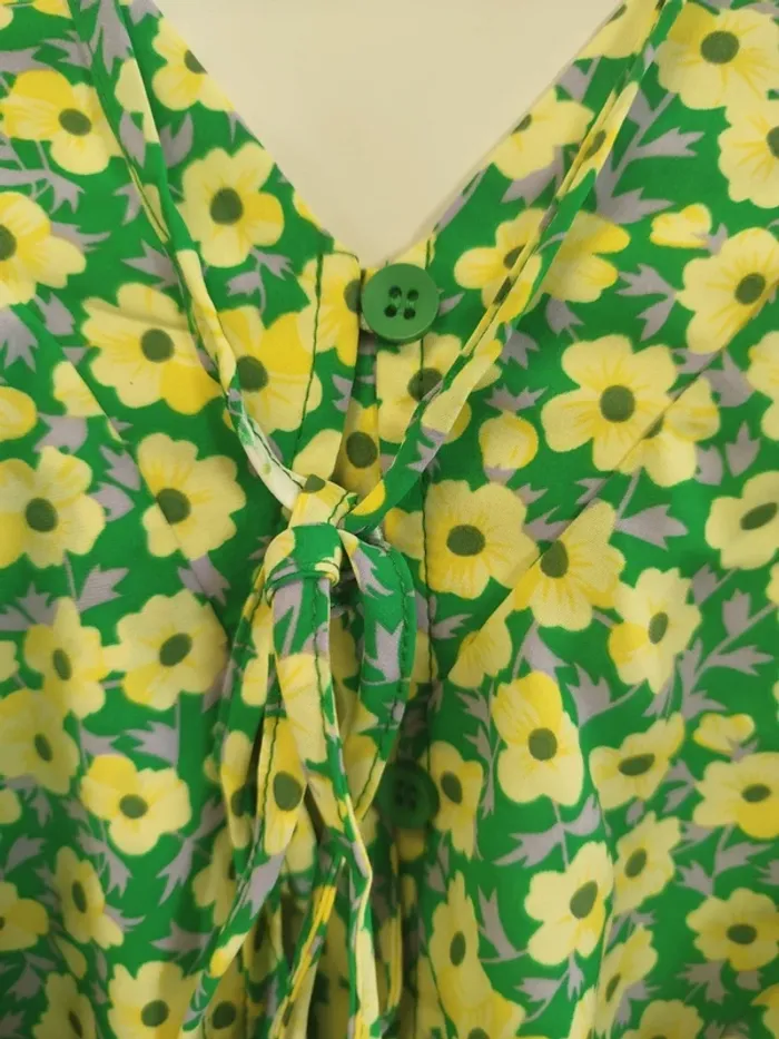 Blouse légère manches longues à volants col en V volanté fleurs jaune et vertes A - photo numéro 8