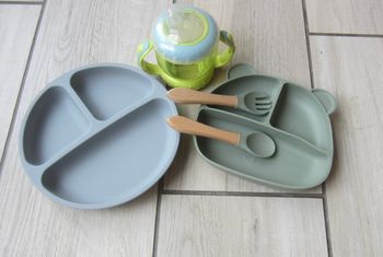 Lot assiettes, couverts et verre bébé