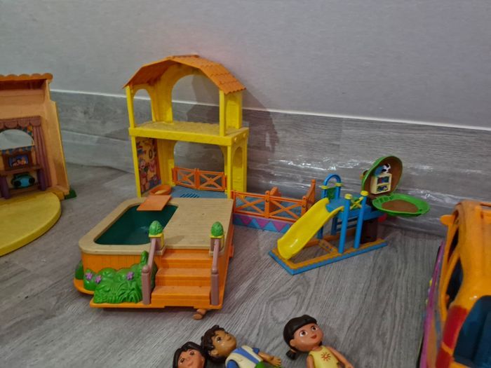 Maison dora + figurines+ piscine+ aire de jeux+van+ abri equestre - photo numéro 5