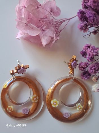 🌼 Soleil fleuri – Boucles d’oreilles dorées aux accents printaniers