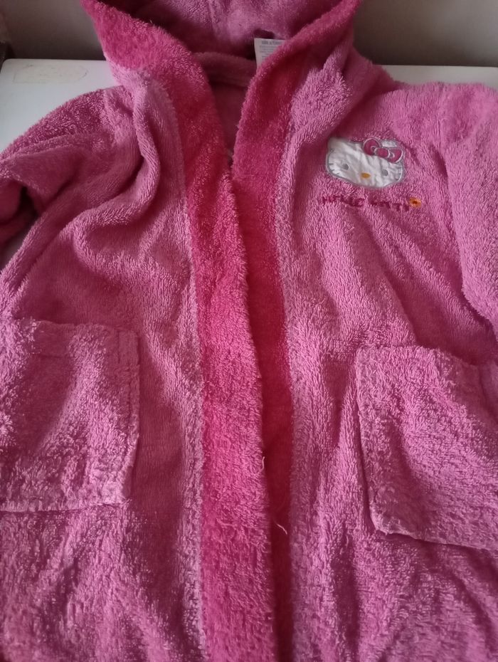 Peignoir 2/4 ans . Coton éponge rose fushia. 2 poches ,ceinture et capuche.Hello Ketty. Très bon état. - photo numéro 4