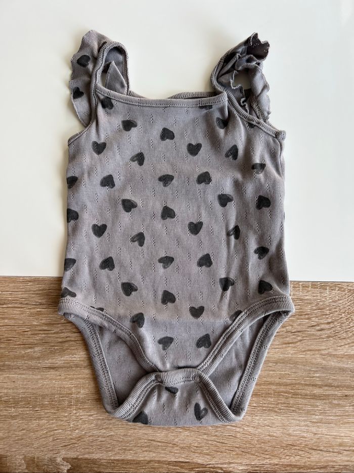 Lot bodies manches courtes fille 12 mois - photo numéro 2
