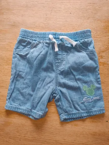 Short en jean 12 18 mois excellent état pratiquement jamais mis Disney