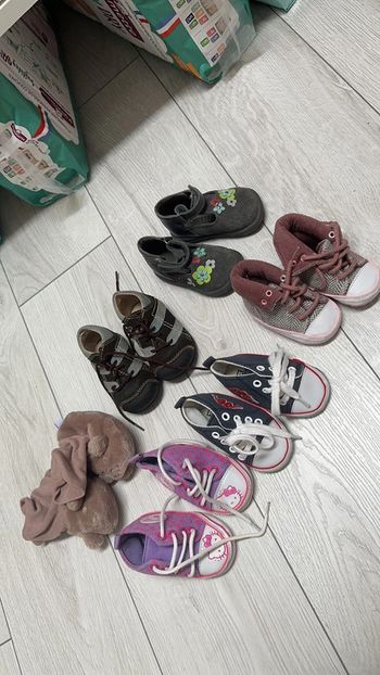 Différentes chaussures bébé