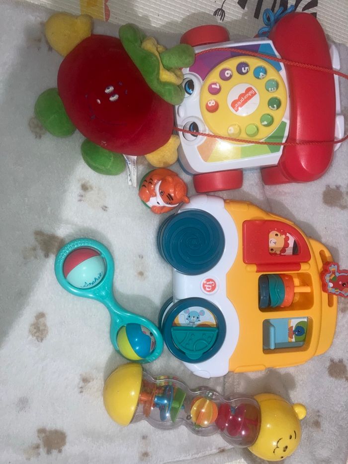 Lot de jouets bébé