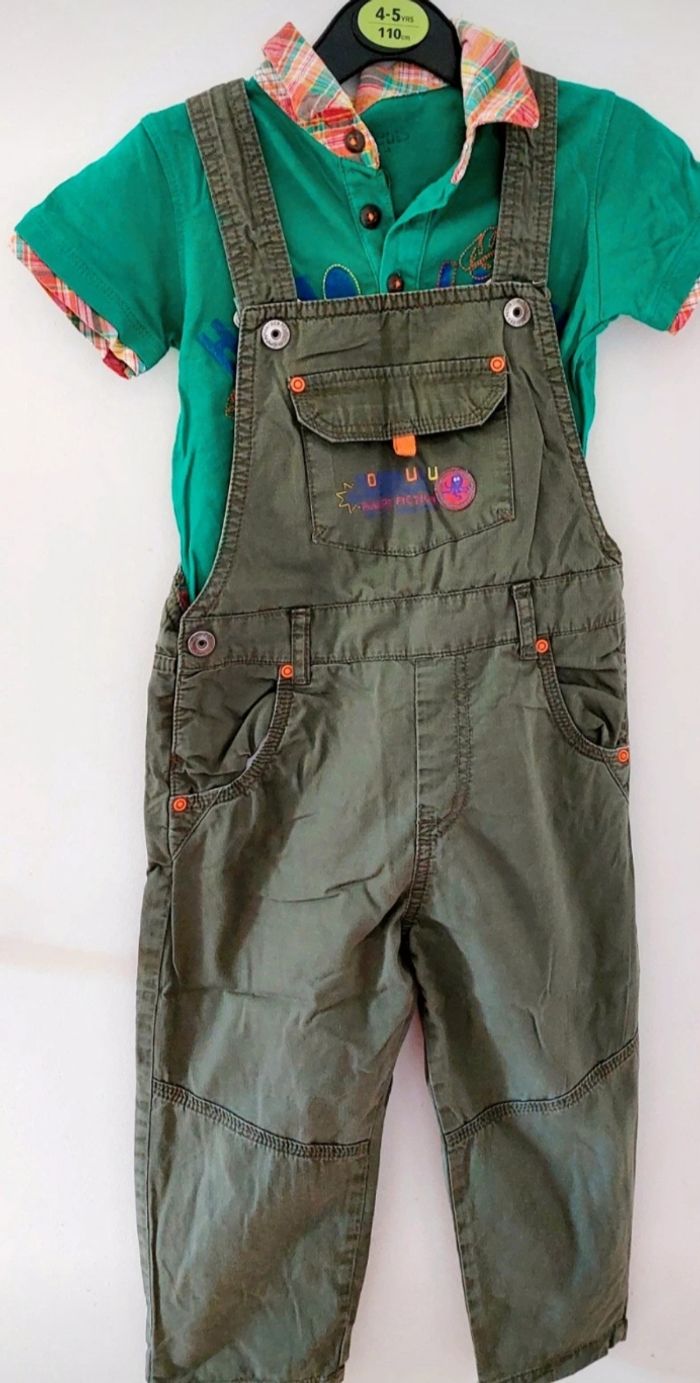 Salopette et tee shirt