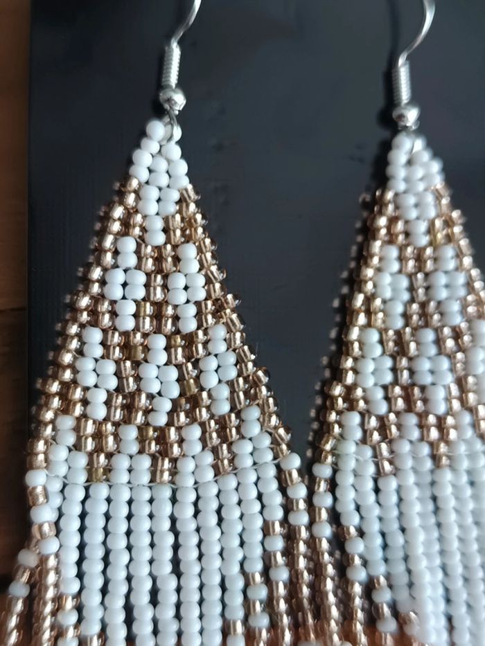 Boucles d'oreilles pendantes perles blanches et doré - photo numéro 2