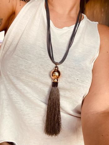 Long collier avec floche gris foncé et doré très bon état