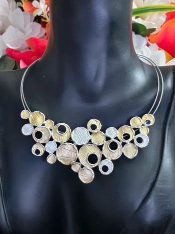 Collier avec ses multi ronds ajourés en acier inoxydable