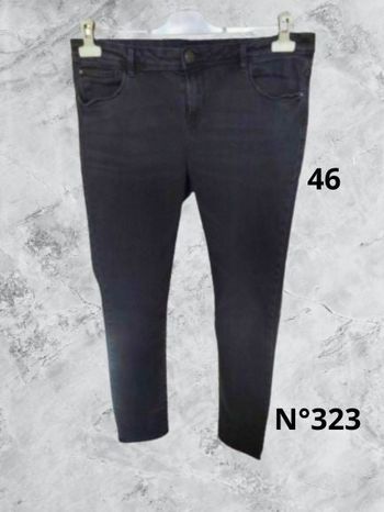 N°323 Jean noir T46. Tex. Taille basse, coupe droite.