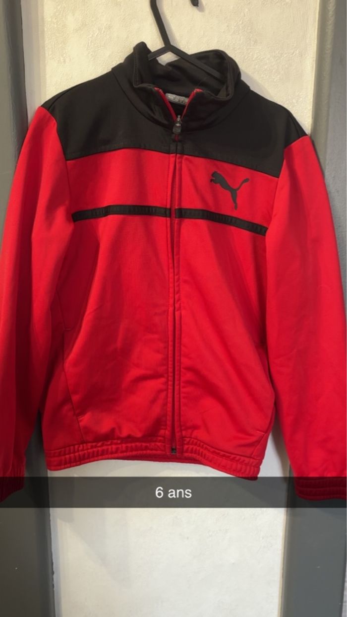 Veste Puma rouge, taille 6 ans.