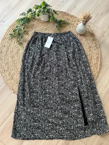 Jupe noire fleurie taille M/L