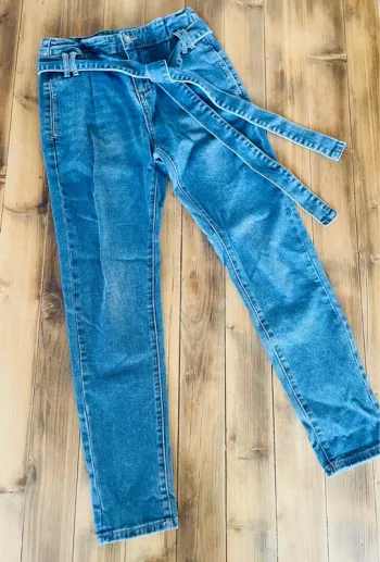 Jean mum taille haute et ceinture