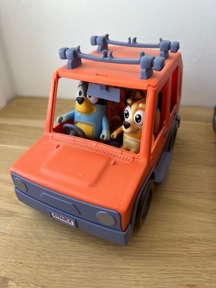 Voiture Bluey avec 4 personnages - photo numéro 1