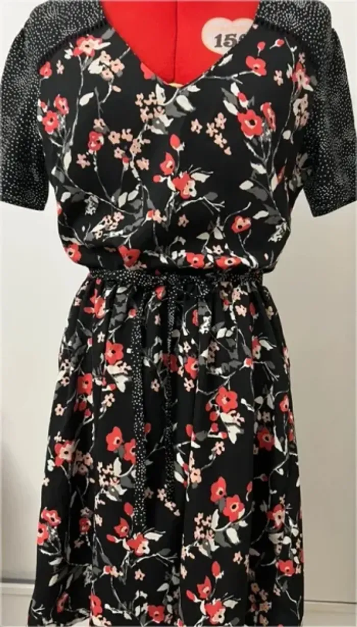 Robe patineuse fleurie noire et rouge New Look - photo numéro 7