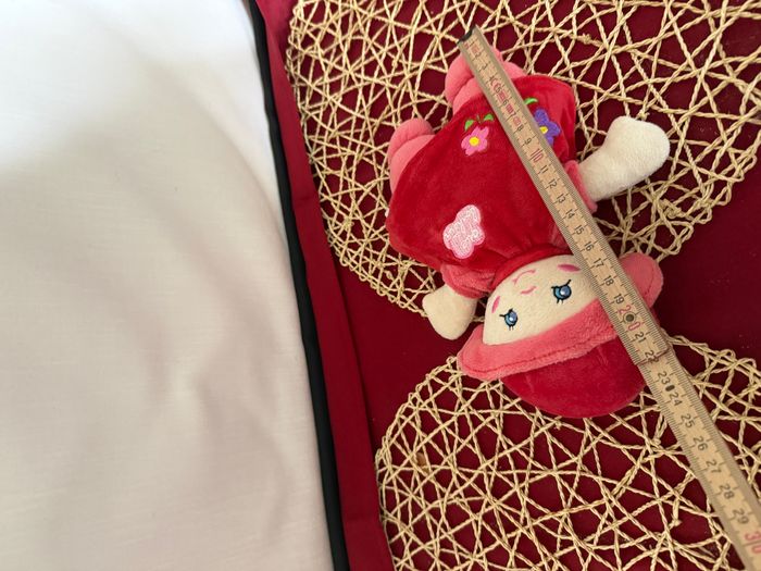 Doudou poupée chiffon rouge robe fleurs chapeau QUE DU BONHEUR - photo numéro 3