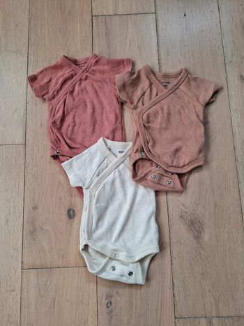 Lot 3 bodies manches courtes 0/1 mois