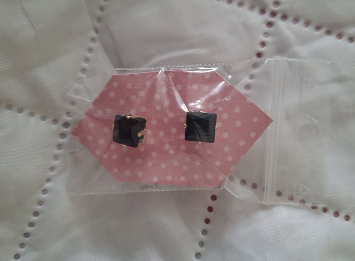 Boucles d'oreilles noires carré neuves - photo numéro 3