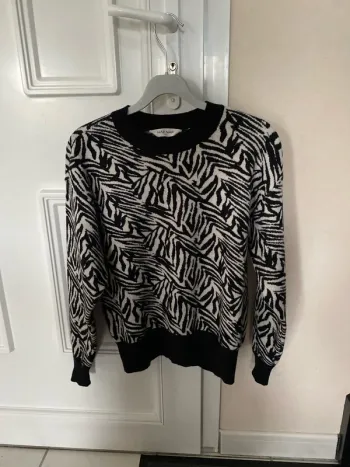 Magnifique pull noir et blanc de chez Naf Naf taille M /38 en excellent état