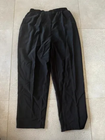 Pantalon noir, très bon état, 40x100cm