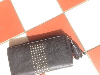 Portefeuille Noir et clous dorés.