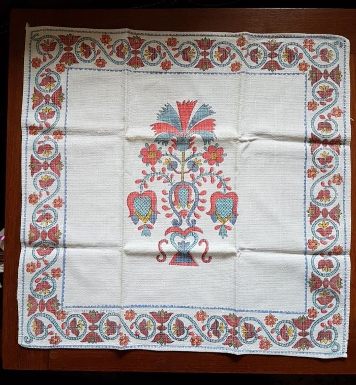 Napperon carré toile fond blanc motifs rouge bleu jaune