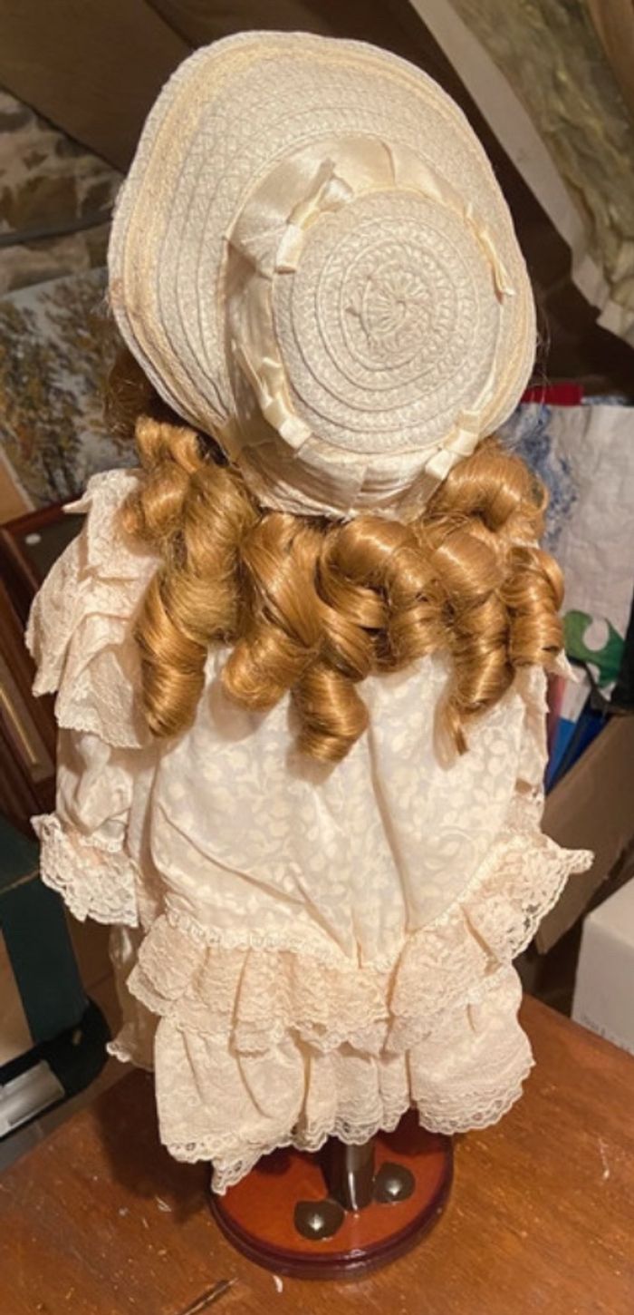 Poupée de collection en porcelaine Amandine de Mundia - photo numéro 2