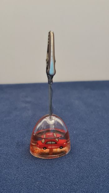 Pince pour photo avec petite voiture rouge Avis