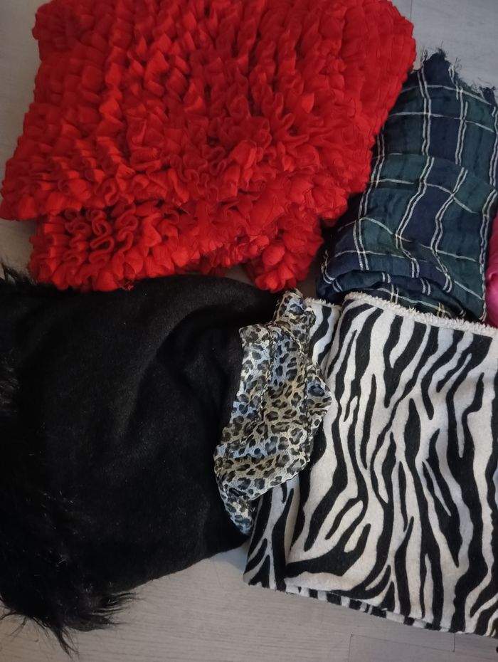 Lot de 10 écharpes, foulards, cache-cou - photo numéro 2
