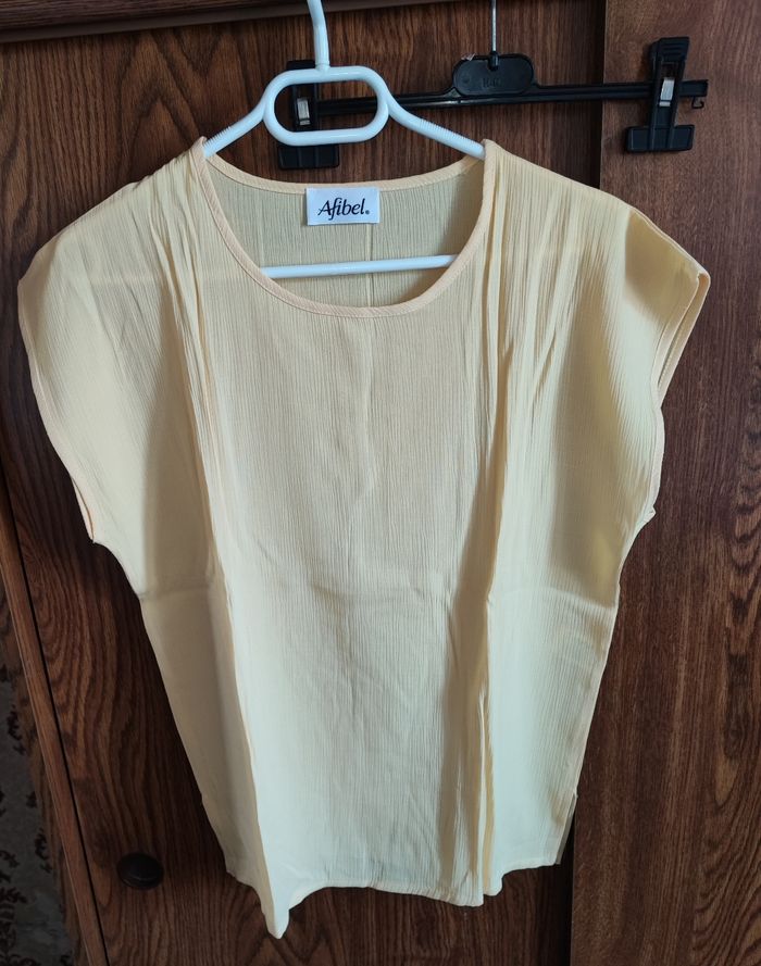 Blouse/débardeur jaune sans manche taille 38/40