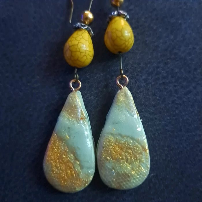 Boucles d'oreilles pendante en résine verte pale - photo numéro 9