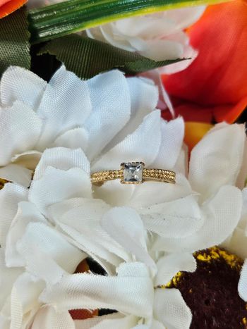 Bague fine avec pierre topaz transparente