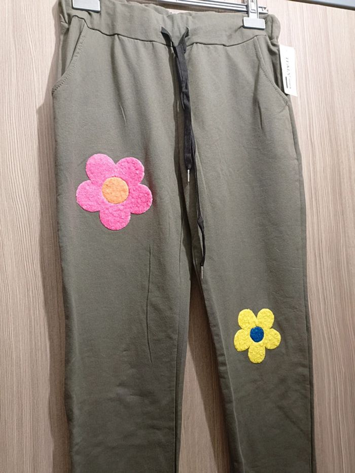 Pantalon décontracté kaki avec fleurs - photo numéro 2